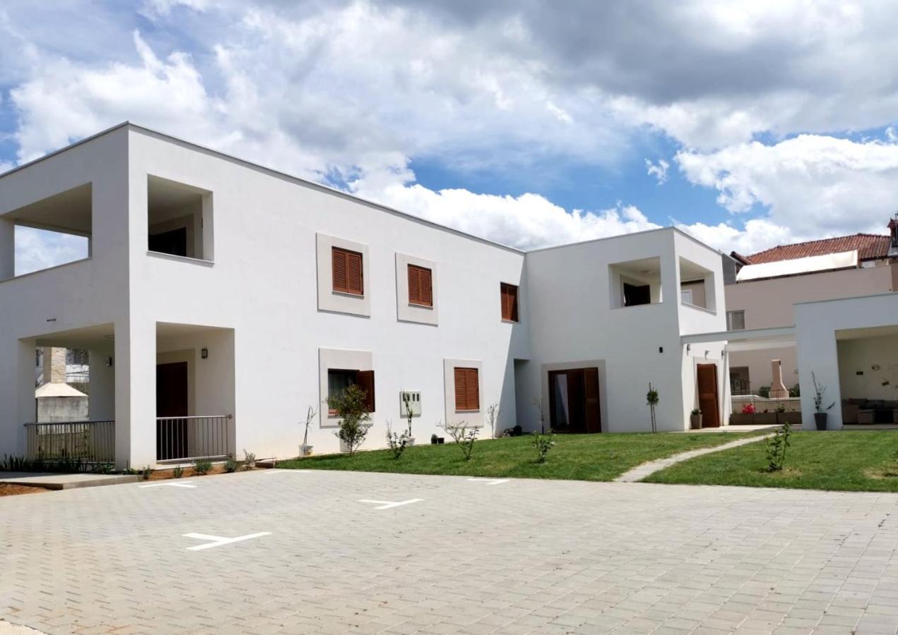 Apartments Leticia Vrsi Exteriör bild